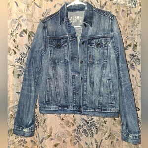 Women’s Gap vintage cropped jean jacket. Gentle Worn And Previously Loved.